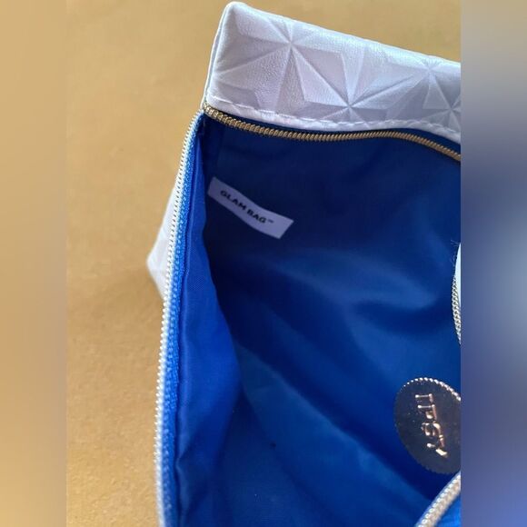 White Ipsy Glam Bag 3D Shiny - Picture 4 of 4